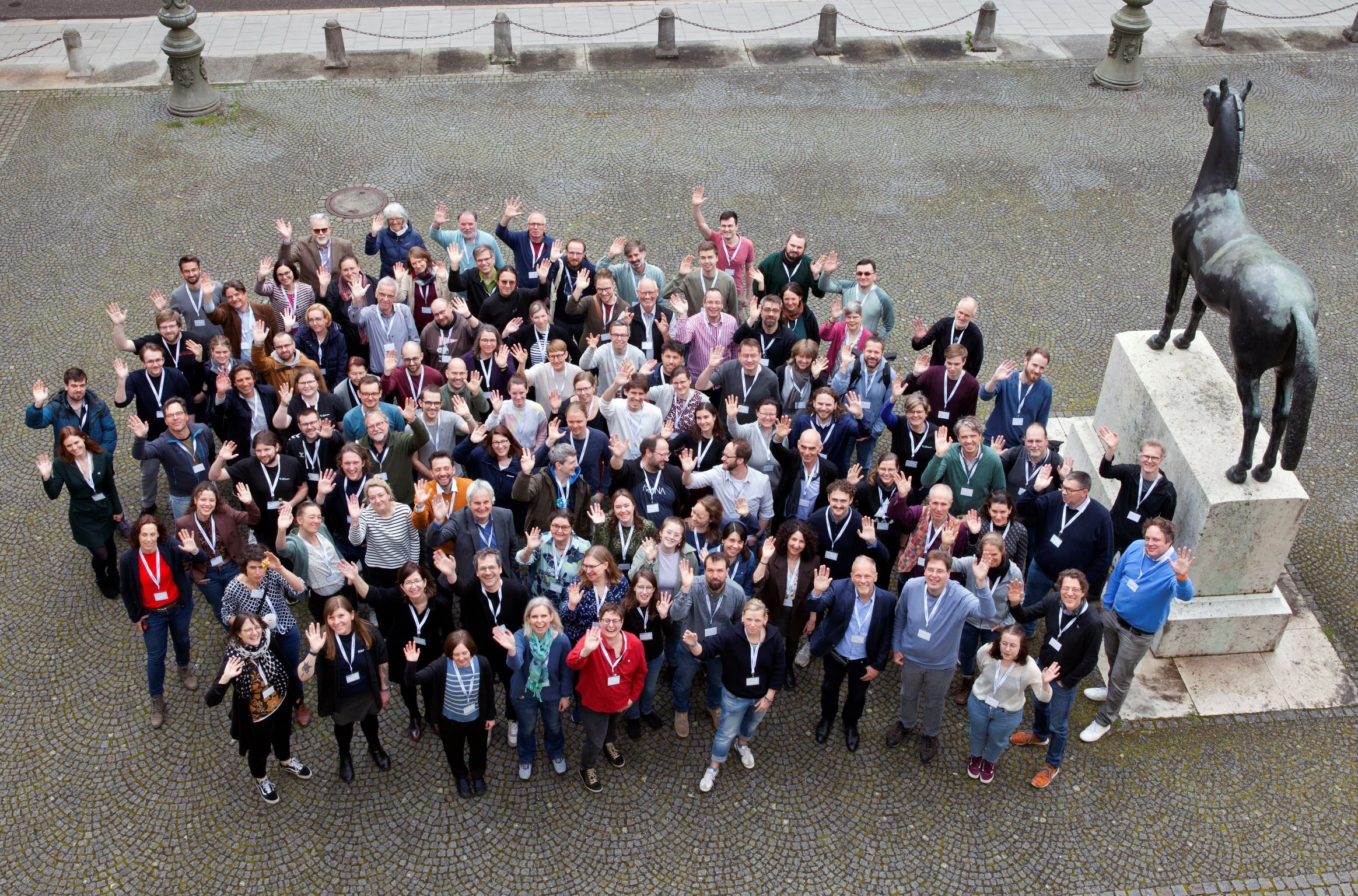 Gruppenbild mit dem ganzen Team: Das NFDI4Biodiversity-Team vereint bei der All Hands Conference 2024 – ein tolles Zusammensein, bei dem Ideen ausgetauscht und zukünftige Ziele gemeinsam geplant wurden.