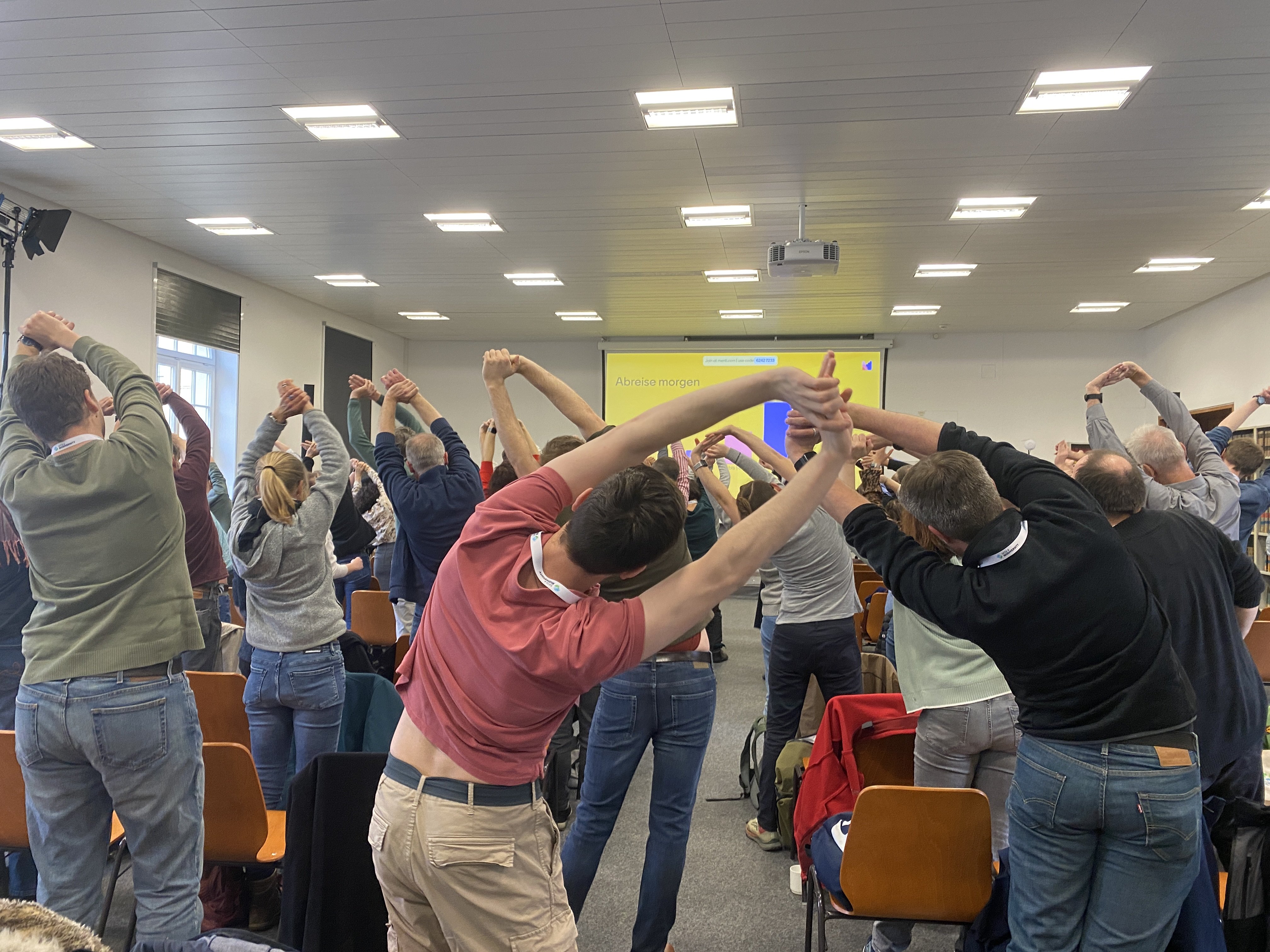 Energischer Start in den Tag: Unser Team bei der morgendlichen Gymnastik während der All Hands Conference 2024